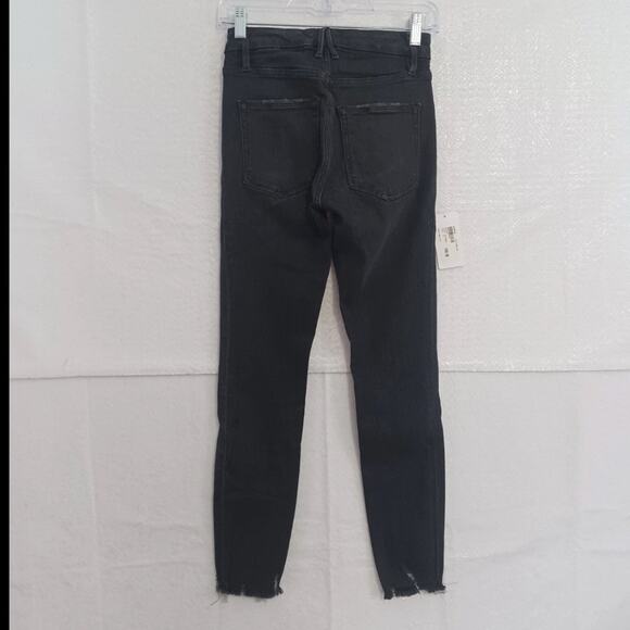 Good American GOOD LEGS CROP Jeans Size 0/25 Black Stretch Denim Raw Hem NEW - Picture 2 of 10